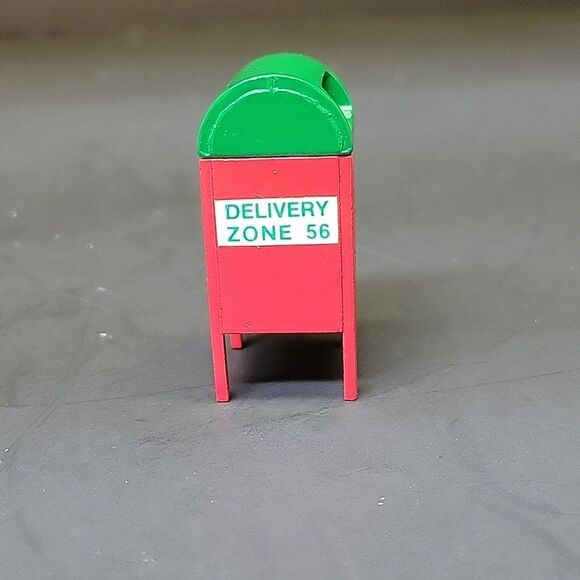 Dept 56 Villager Sisal Hedge Set(2) Mail Box And Mailman - Picture 8 of 10